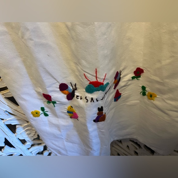 Beautiful embroidered El Salvador dress - Picture 7 of 8